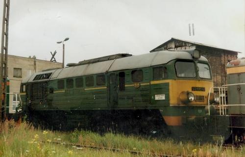 ST44-100 obok magazynów