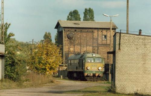 ST44-337 na tle budynku dawnej kotłowni
