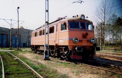 EP08-011 przed halą