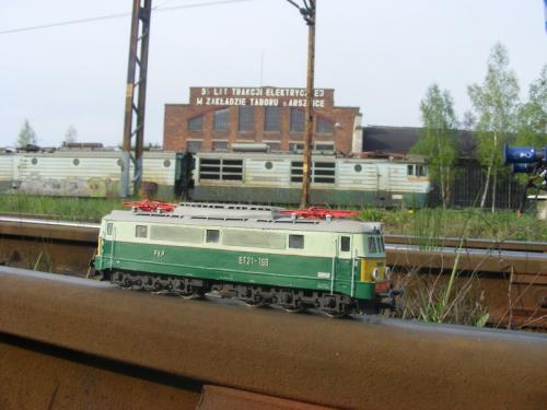 ET21 przed halę napraw w Karsznicach