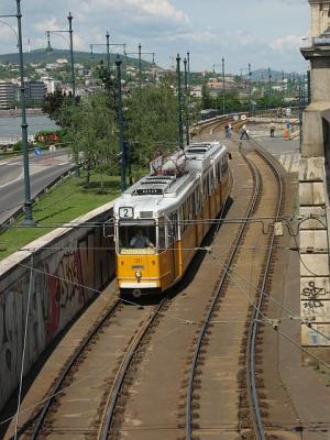 Pod mostem, za mostem, wzdłuż rzeki, wszędzie tramwaje.